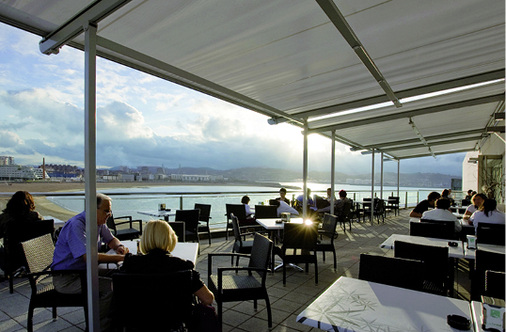 
Auch mit der klassischen Wintergartenmarkise können große Terrassenflächen sehr einfach und rationell beschattet werden.



