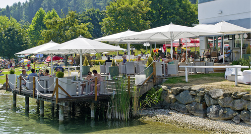 
Gastronomieschirme bieten bei stufenförmigen Terrassen meist die einzige Lösungsmöglichkeit, um einen optimalen Sonnen- und Regenschutz zu erreichen. 



