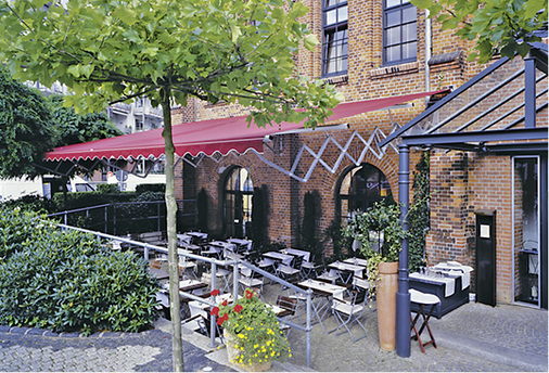 
Scherenarmmarkisen erfreuen sich mit ihren großflächigen Möglichkeiten wieder immer größerer Beliebtheit. 



