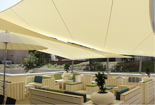 <p>
Bei einem Kaffeehaus in Plauen wurden die Sonnensegel als Sonnen- und Regenschutz konzipiert.
</p>

<p>
</p> - © Foto: Golle Zelte & Planen

