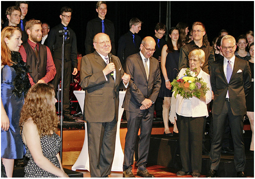 



Gemeinsam freut man sich über das Erreichte: Am Mikrofon Wilfried Ensinger, rechts von ihm sein Sohn Klaus und seine Frau Martha sowie Geschäftsführer Dr. Roland Reber
