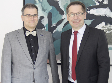 
Thomas Siegert (r.), Vorstand der Wohnstätte Krefeld Wohnungs-AG, und Dirk Leuchtenberger, Geschäftsbereichsleiter Technik/Neubau.
