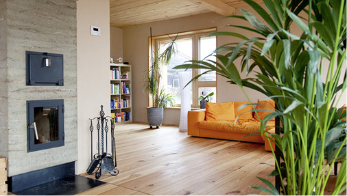 
Ein 60 m
2
 große Raum im Obergeschoss ist der zentrale Lebensmittelpunkt im Haus.
