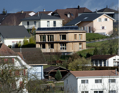 <p>
Das etwas andere Haus liegt inmitten klassischer Einfamilienhäuser in der Gemeinde Villarepos im Kanton Fribourg.
</p>