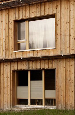 
Die Fenster aus Kiefernholz lieferte das Schweizer Familienunternehmen Wenger.
