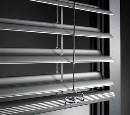 
Die Lamellengeometrie beim Raffstore hat einen wesentlichen Einfluss darauf, wie hart das Licht in den Raum transportiert wird.



