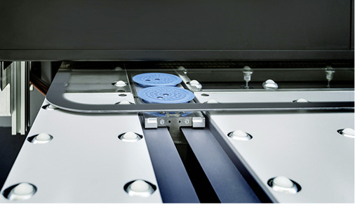 <p>
Der Transport der Scheiben durch den Drucker erfolgt mittels Vakuum-Schlitten, die magnetisch (berührungslos) über ein hochpräzises Schienensystem bewegt werden.
</p>