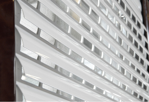 
Jalousierbar und mit Insektenschutz versehen bietet dieses Rollladensystem einen deutlichen Zusatznutzen gegenüber dem herkömmlichen Rollladenpanzer. 



