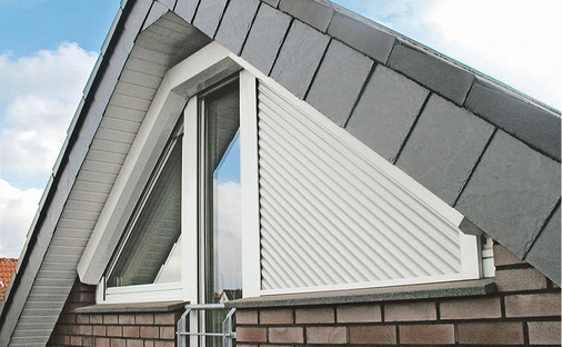 



Schrägrollladen stellen nach wie vor hohe Ansprüche an die Fachbetriebe, wenn es um Aufmaß und Montage geht. Für den Kunden sind sie sehr oft die einzige Chance die dreieckigen Glasflächen zu beschatten, um das Klima in den dahinterliegenden Räumen einigermaßen erträglich zu machen.
