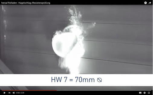 



Was in Österreich und der Schweiz mit der Einführung der Hagelwiderstandsklassen (HW) schon etabliert ist, wird auch in Deutschland aufgrund der Unwettersituationen in den letzten Jahren kommen, wenn man den jüngsten Vorträgen von Rückversicherungen auf diversen Fachtagungen lauscht.
