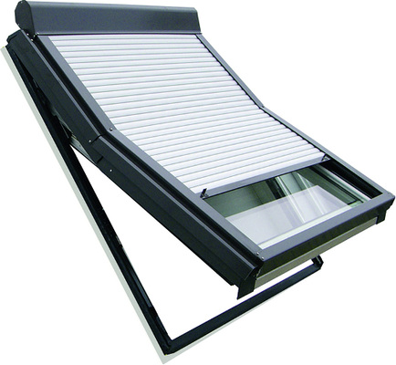 



Auch beim Dachflächenfenster findet der Rollladen sein Einsatzgebiet. 
