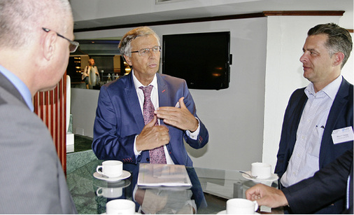 
MdB Wolfgang Bosbach im Gespräch mit den Tagungsteilnehmern. 
