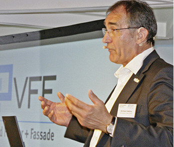 
Bernhard Helbing in seinem Rede-Element – auch diesmal überzeugte er mit schlagfertigen Randbemerkungen.
