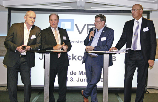 
Traditionell: 2+1 treffen sich bei Ulrich Tschorn, um aktuelle Fragen zu besprechen.
