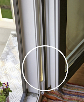 <p>
Bild 3: Aufgrund Differenzklima verformter Fensterflügel (siehe Lichtspalt) mit Einschränkungen bei der Bedienung.
</p>