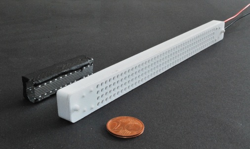 Der Lautsprecher selbst ist vollständig in den Spacer integriert. Über Löcher im Deckel wird der Schall in den Innenraum des Doppelglasfensters abgestrahlt.