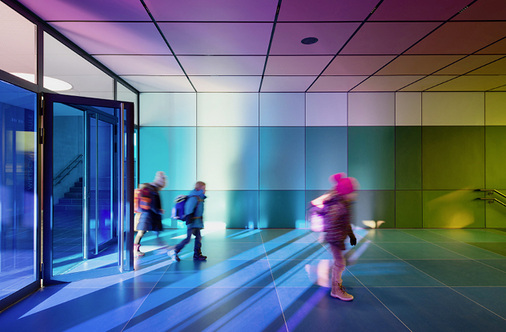 <p>
„Der Eingangsraum der Schule vermittelt mit den farbigen Designgläsern auf spielerische Weise die Gesetze der Farbenlehre“, so die Künstlerin Sinta Werner.
</p>

<p>
</p> - © Fotos: Fotografie Sorin Morar, München

