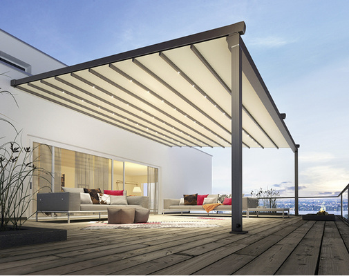 



Immer mehr Hersteller liefern Pergolasysteme, die vor allem mit einem einfahrbaren wasserdichten Behang punkten wollen. 
