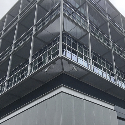 



Vor der Fassade montierter Sonnenschutz ist grundsätzlich schon bei der Planung besonders intensiv zu betrachten.
