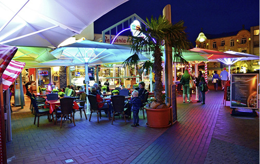 <p>
Gastronomie-Schirme bieten viele Gestaltungsmöglichkeiten für den Gastronomen, und können Abends perfekt illuminiert werden.
</p>

<p>
</p> - © Foto: Bahama

