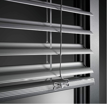 



Die Bogenlamelle soll eine weichere Raumausleuchtung bei maximaler Durchsicht ermöglichen.
