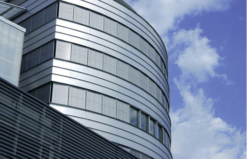 



Gerade Gebäude mit hohen Raumtiefen sind auf die Tageslichttechnik angewiesen, um optimale Arbeitsbedingungen zu schaffen.
