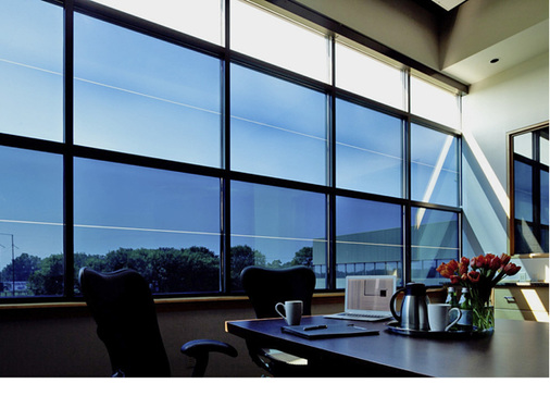 <p>
Sicht- und Blendschutz in einem: Mit der exklusiven Funktion „LightZone“ lassen sich innerhalb eines Fensters bis zu drei verschiedene Tönungszonen individuell regulieren.
</p>

<p>
</p> - © Foto: SageGlass

