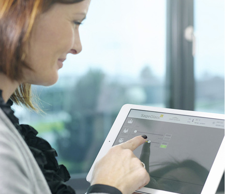 
Die Steuerung des Glases erfolgt vollautomatisch über Lichtsensoren, manuell via Schalter oder über Tablet, Handy und die mobile SageGlass-App. 



