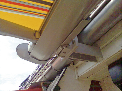 



Keine Kompromisse ging der ausführende Fachbetrieb bei diesem Beispiel ein, da die Gelenkarmmarkise wegen der Anbringungshöhe vor die bereits vorhandene Regenrinne positioniert werden musste.
