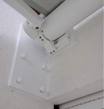 



Sicherer Halt vor einem Rollladenkasten durch eine speziell angefertigte Winkelkonsole.
