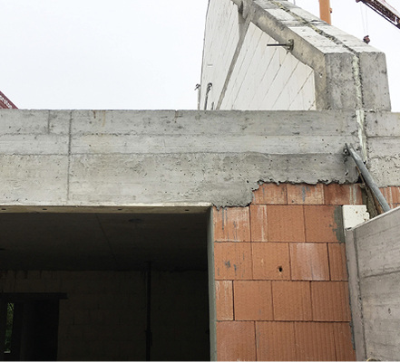 
Hier wurde der Sonnenschutzfachbetrieb früh genug mit eingebunden und kann so die Markise vollständig im Beton befestigen.
