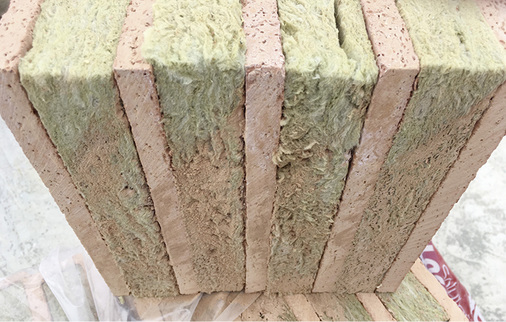 



Ein Querschnitt des fragilen Mauerziegels zeigt sehr schnell die Problematik beim Bohren und Setzen von Injektionsdübeln auf, wenn es darum geht eine Markise mit 4 m Ausfall zu montieren. 
