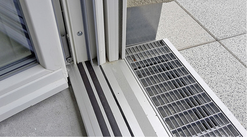 



Auf diesem Bild ist die eingebaute Magnet-Doppeldichtung noch ohne Fertigfußboden im Innenraum zu sehen. Falls die Fußböden über geringere Aufbauhöhen verfügen, kann das Aluminium-Bodenprofil der Magnet-Doppeldichtung diesen Höhenunterschied ausgleichen. 
