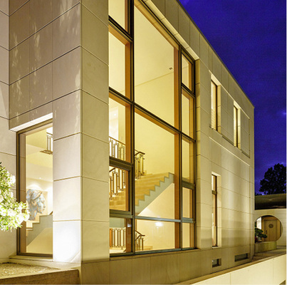 
Das Unternehmen Timm erarbeitet maßgeschneiderte Lösungskonzepte für hochwertige Villen und größere Prestige-Objekte. Ein weiteres Standbein ist die Runderneuerung von Kastenfenstern und historischer Fensterkonstruktionen.
