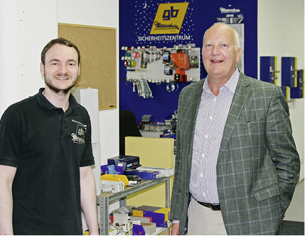 
Ein gutes Verhältnis zu seinen Mitarbeitern ist Martin Meesenburg (r.) sehr wichtig. Hier besucht er eine von 30 Verkaufsfilialen bzw. Abholmärkten.
