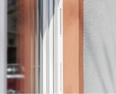<p>
Geneo Inovent fügt sich harmonisch in das Gesamtbild der Fassade ein und benötigt aufgrund der Lüftungsintegration direkt in den Fensterrahmen keine störenden Anbauten.
</p>