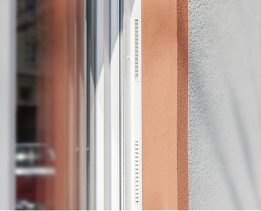 
Geneo Inovent fügt sich harmonisch in das Gesamtbild der Fassade ein und benötigt aufgrund der Lüftungsintegration direkt in den Fensterrahmen keine störenden Anbauten.
