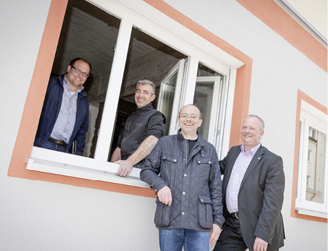 
Zufriedene Gesichter bei allen Projektbeteiligten, von links: Tobias Gottwald (Geschäftsführer der Fensterfabrik Niederhofer), Önder Ulutürk (B & E Montageservice), Andreas Schmid (Vorstand der Baugenossenschaft München-West des Eisenbahnpersonals eG) und Ralf Sperber (Vertriebsleiter Fenster des Rehau Verkaufsbüros Nürnberg). 
