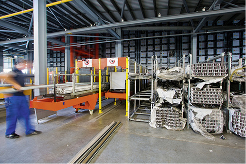 
Das Wabenlager erlaubt den schnellen Materialwechsel an den Bedienstationen. Insgesamt sind 21 Stationen zur Auslagerung und eine zur Einlagerung angeschlossen. 
