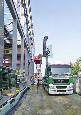 <p>
Montage in Göttingen mit dem 22 m Auslegerkran
</p>