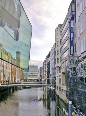 
Aufwendiger Scheibeneinbau über Wasser in Hamburg 
