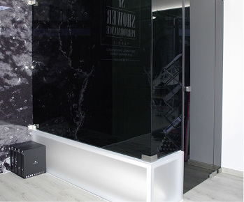 
Elegant: Die Dusche Core aus der Serie SP Shower Performance mit Beschlägen aus gebürstetem Edelstahl.
