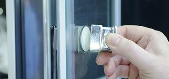 <p>
Entfernbare, magnetische Beschläge machen die Reinigung der Glasdusche deutlich einfacher.
</p>