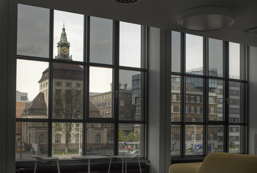 Um die Funktionalität der schaltbaren Gläser anschaulich darzustellen, ist hier ein Schachbrettmuster geschaltet. Solche Sequenzen sind vorprogrammierbar.