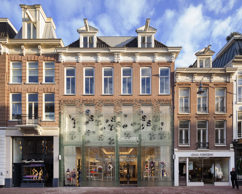 Sticht hervor: Die Glasfassade das Chanel-Stores.