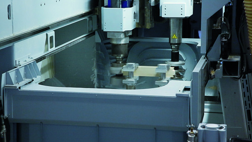 In einem Längsfräsdurchgang können gleichzeitig zwei Profilfräser an einem Werkstück eingesetzt werden