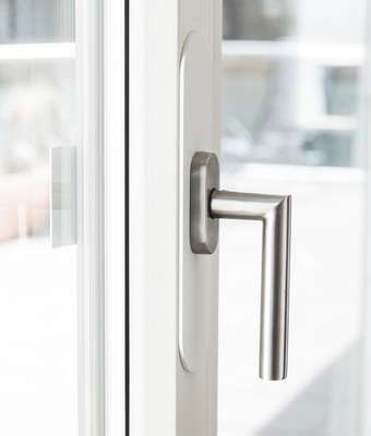 Der Bohrblocker Rapid am Fenster montiert