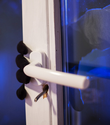 Die Einbrecher haben mit dem Aufbohren von Fensterrahmen eine Methode gefunden, wie sie trotz Fenstern mit hohem Einbruchschutz ins Haus eindringen können.