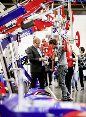 
Starke Geräte für das Handling im Betrieb, den Transport und für die Baustellenmontage gibt es zu sehen.
