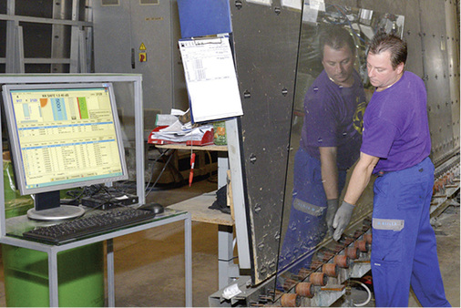 
Der A+W Production-Monitor im Einlauf der ISO-Linie informiert über Scheibenaufbau, Schichtlage und Referenzkante.
